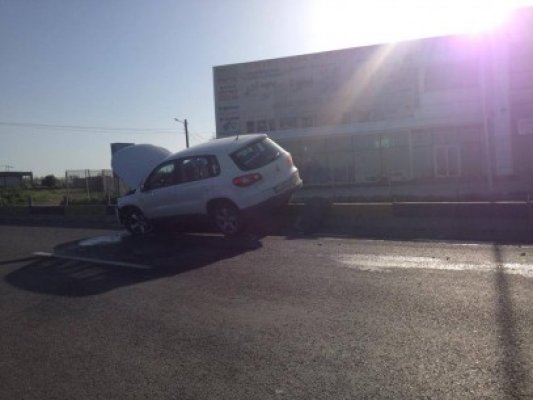 Cursă off road prin Lazu: un şofer a scăpat maşina de sub control!